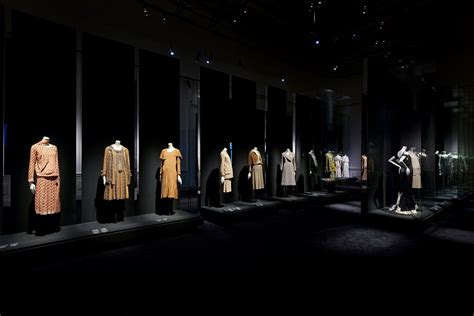 chanel seidentuch|chanel exhibition nyc.